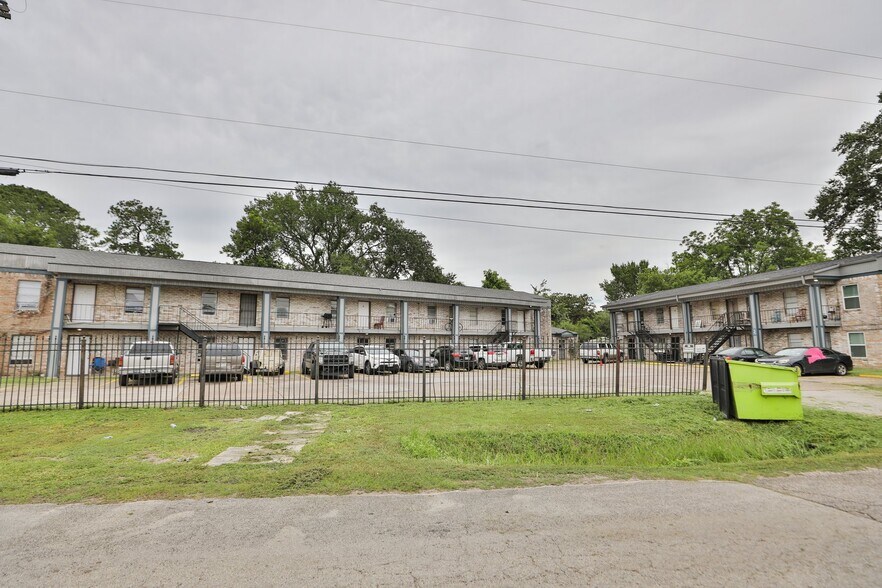 8210 Shady Dr, Houston, TX à vendre - Photo de l’immeuble – Image 2 sur 26