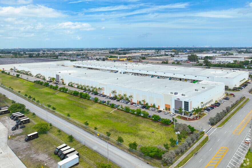 5801 E 10th Ave, Hialeah, FL à louer - Aérien – Image 1 sur 2