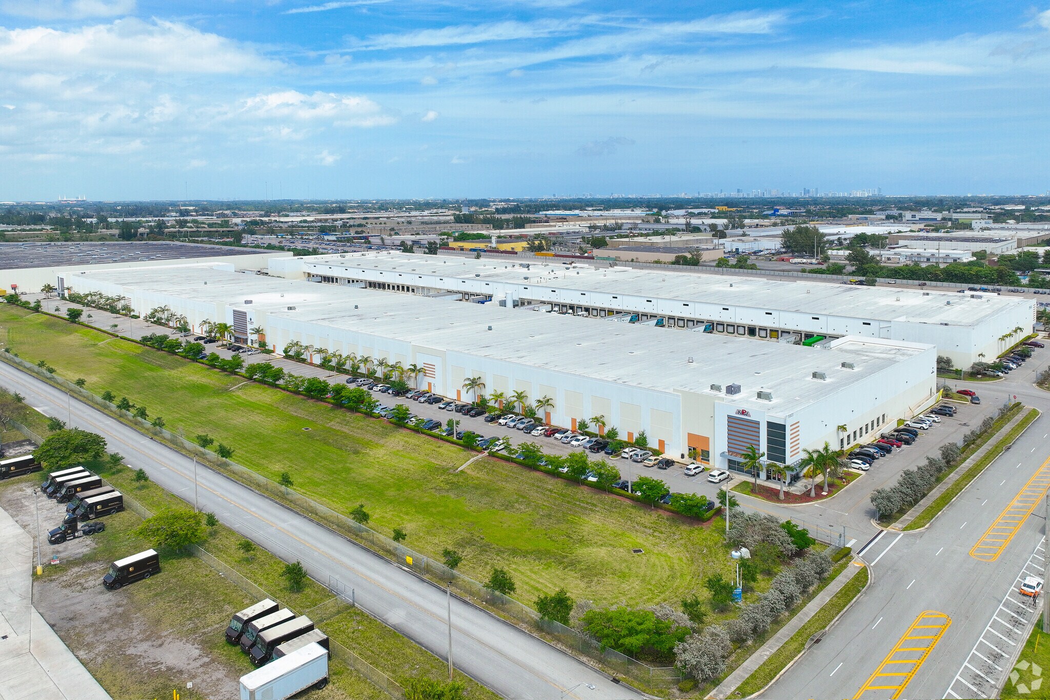 5801 E 10th Ave, Hialeah, FL à louer Aérien– Image 1 sur 3