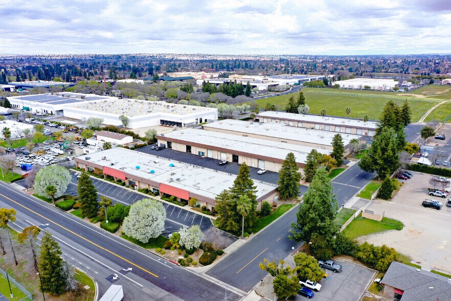 105 W Dakota Ave, Clovis, CA à louer - Photo de l’immeuble – Image 2 sur 7
