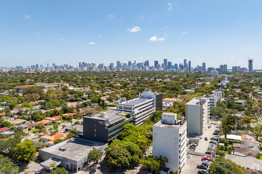2103 Coral Way, Miami, FL à louer - Photo de l’immeuble – Image 3 sur 8