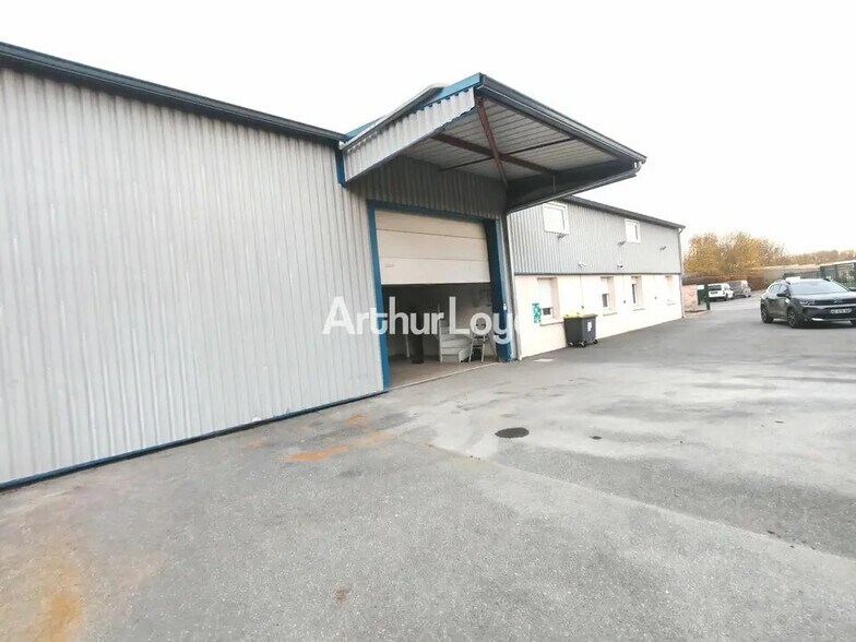 Local d'activités dans Saint-Brice-Courcelles à vendre - Photo de l’immeuble – Image 3 sur 10