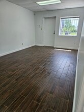 17704 French Rd, Houston, TX à louer Photo de l’immeuble– Image 2 sur 10