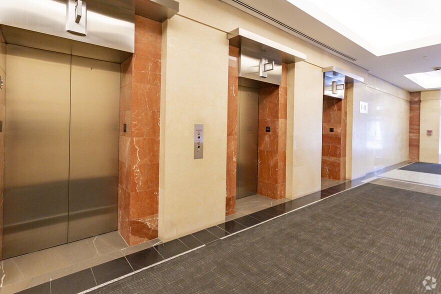 324 8th Ave SW, Calgary, AB à louer - Hall d’entrée – Image 2 sur 7