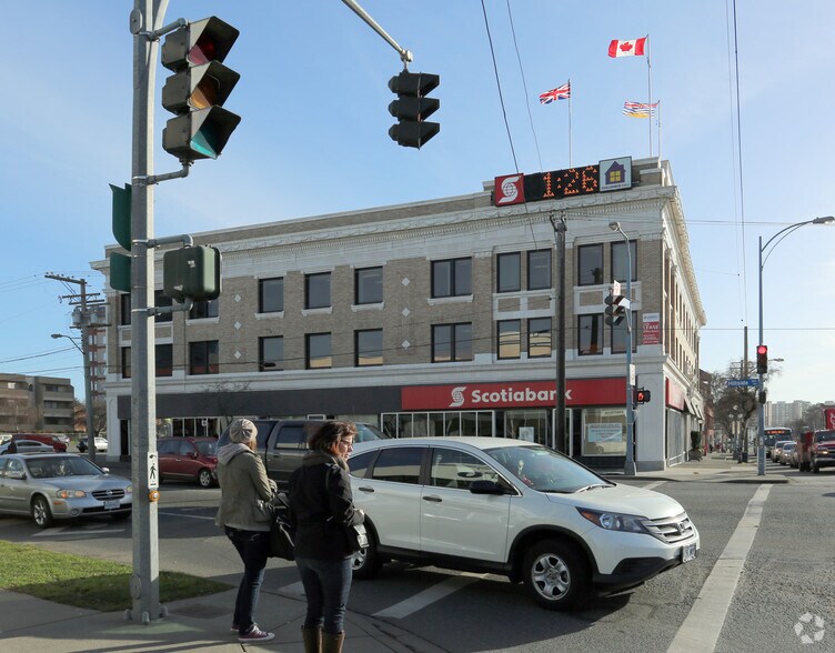 707-711 Hillside Av, Victoria, BC à louer - Photo de l’immeuble – Image 2 sur 5