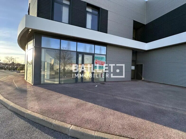 Bureau dans Fréjus à louer - Photo de l’immeuble – Image 3 sur 12