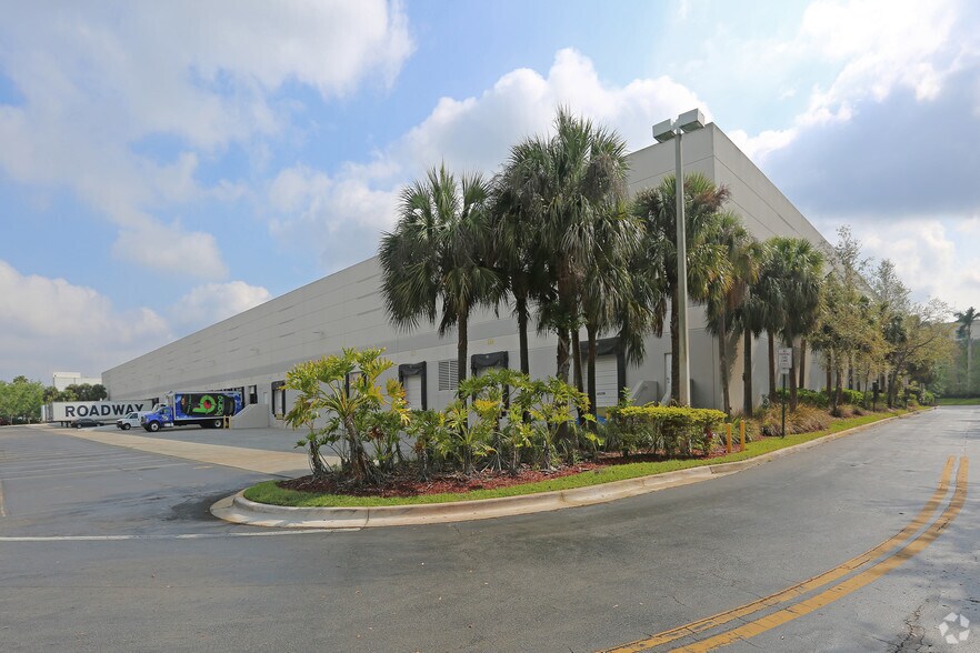 1951 N Commerce Pky, Weston, FL à louer - Photo de l’immeuble – Image 3 sur 4