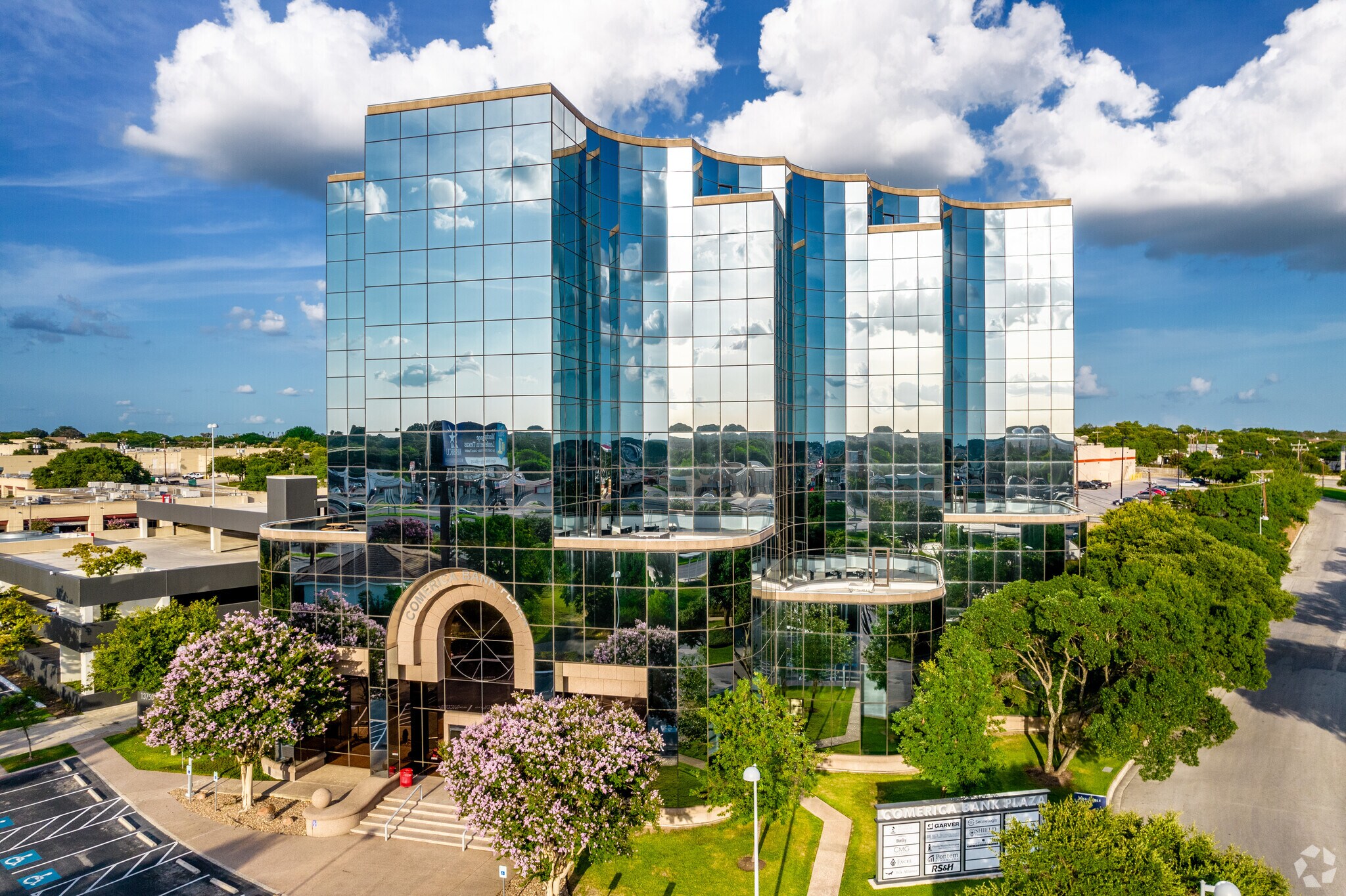 13750 San Pedro Ave, San Antonio, TX à louer Photo principale– Image 1 sur 8
