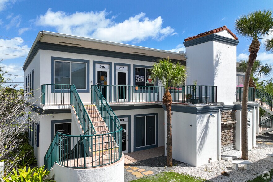811 SE 8th Ave, Deerfield Beach, FL à louer - Photo principale – Image 1 sur 24