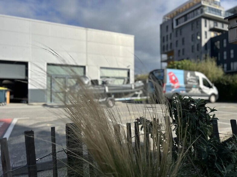 Local d’activités dans Lorient à louer - Photo de l’immeuble – Image 2 sur 3