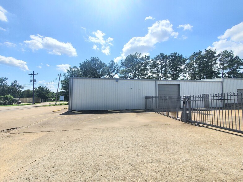 512 Bryant Rd, Conroe, TX à louer - Photo de l’immeuble – Image 3 sur 19