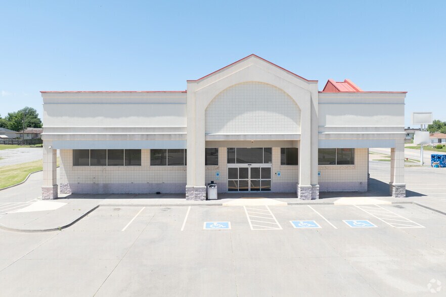 110 W Vandament Ave, Yukon, OK à vendre - Photo de l’immeuble – Image 2 sur 4