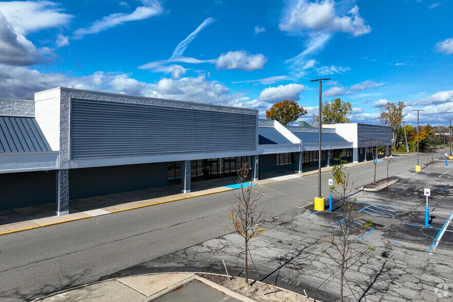 22263 Eureka Rd, Taylor, MI à vendre - Photo de l’immeuble – Image 3 sur 5