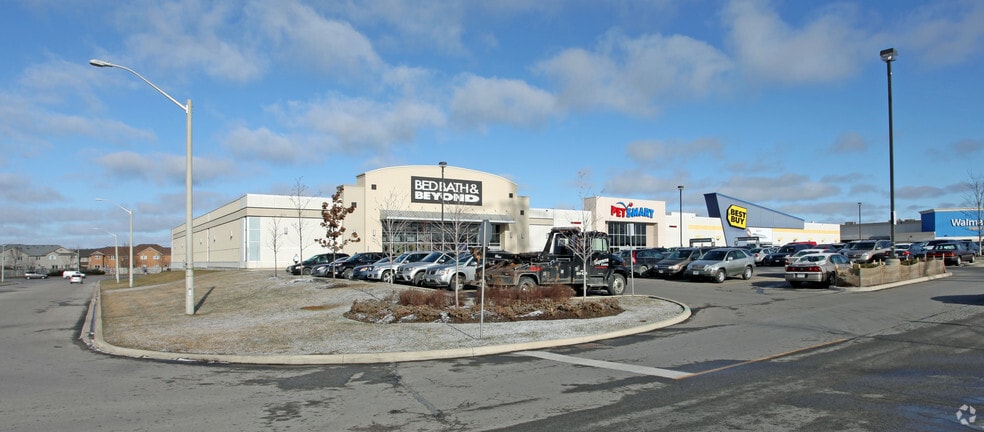 225 High Tech Rd, Richmond Hill, ON à louer - Photo principale – Image 1 sur 2