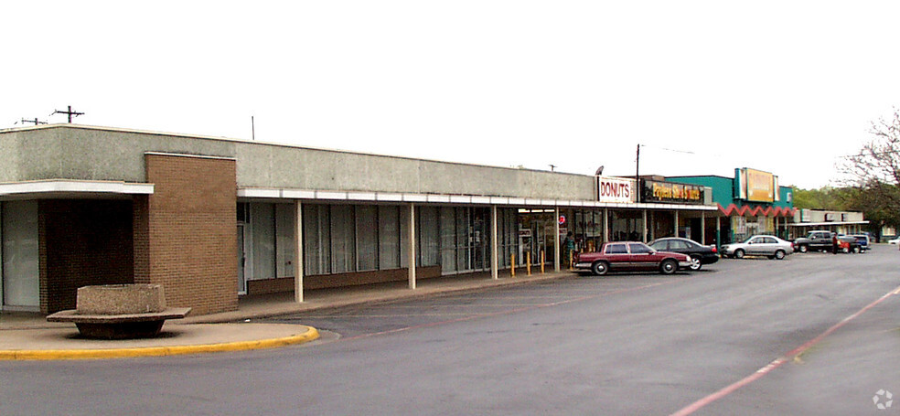 2400-2484 Illinois Ave, Dallas, TX à louer - Photo de l’immeuble – Image 2 sur 3