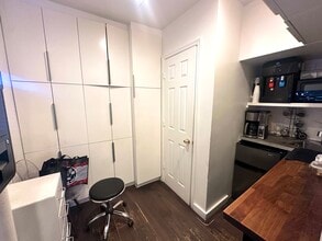 324-326 W 47th St, New York, NY à louer Photo intérieure– Image 2 sur 5