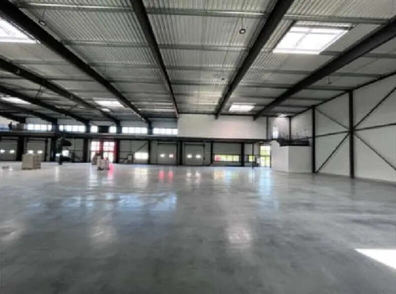 Local d’activités dans Dagneux à louer - Photo de l’immeuble – Image 3 sur 5