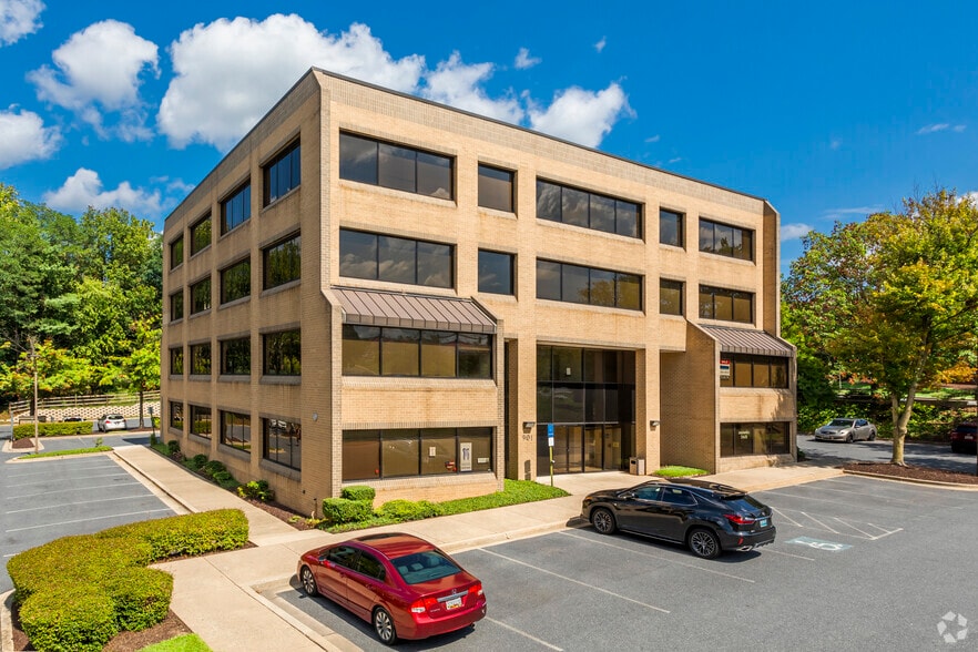 901 Russell Ave, Gaithersburg, MD à vendre - Photo principale – Image 1 sur 4