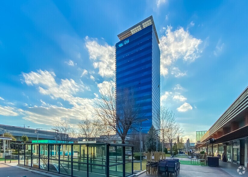 Bureau dans Alcalá de Henares, Madrid à vendre - Photo de l’immeuble – Image 1 sur 2