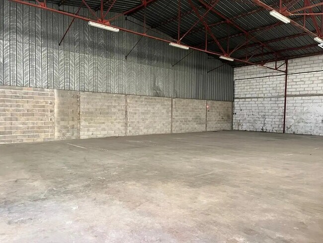 Plus de détails pour Local d'activités à louer