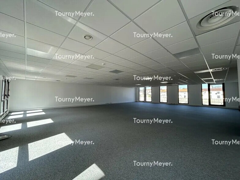 Local commercial dans Nîmes à louer - Photo de l’immeuble – Image 1 sur 5