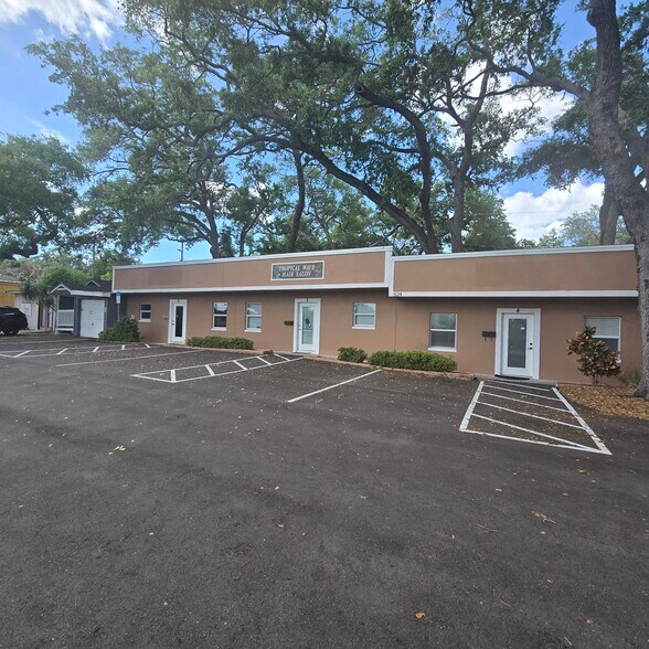 624 E Bay Dr, Largo, FL à louer - Photo de l’immeuble – Image 2 sur 4