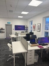 Doncaster Road, Doncaster à louer Photo intérieure– Image 2 sur 4