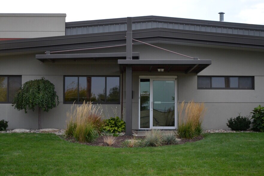 6915 Raywood Rd, Monona, WI à vendre - Photo de l’immeuble – Image 1 sur 30