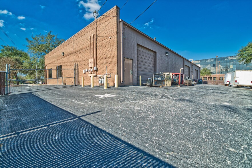 10906 Laureate Dr, San Antonio, TX à louer - Photo de l’immeuble – Image 3 sur 4