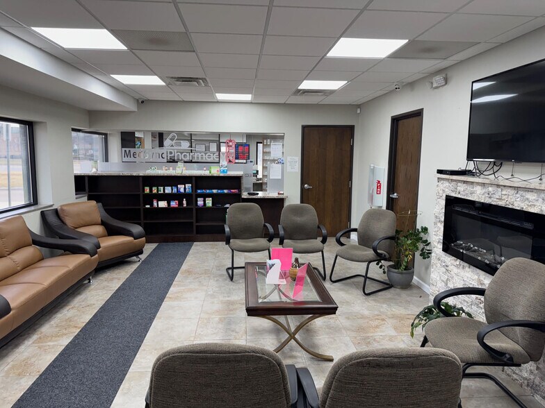 8275 N Wayne Rd, Westland, MI à louer - Photo de l’immeuble – Image 2 sur 10