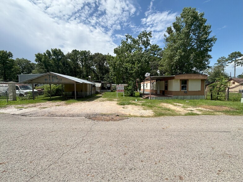 21061 Brazos Dr, New Caney, TX à vendre - Photo de l’immeuble – Image 3 sur 11