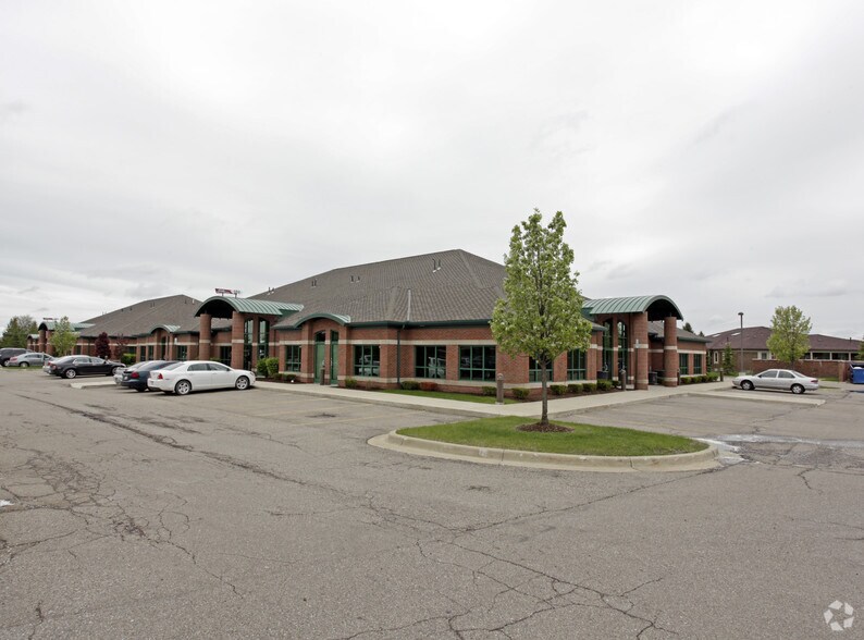 48581-48625 Hayes Rd, Shelby Township, MI à louer - Photo principale – Image 2 sur 6