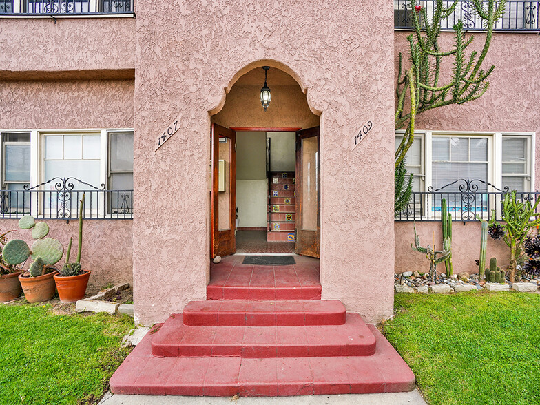 1407 Obispo Ave, Long Beach, CA à vendre - Photo de l’immeuble – Image 3 sur 38