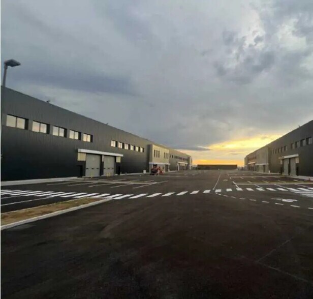 Local d’activités dans Saint-Bonnet-de-Mure à louer - Photo de l’immeuble – Image 2 sur 28