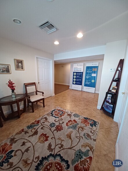 601 E Strawbridge Ave, Melbourne, FL à louer - Photo de l’immeuble – Image 3 sur 7