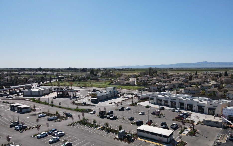 2235 W Atherton Dr, Manteca, CA à louer - Photo de l’immeuble – Image 2 sur 8