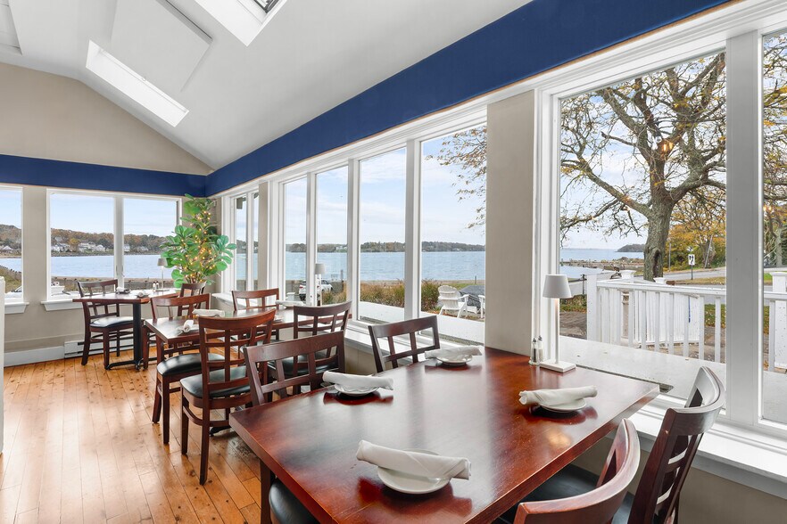 15 Point Rd, Portsmouth, RI à vendre - Photo intérieure – Image 3 sur 25