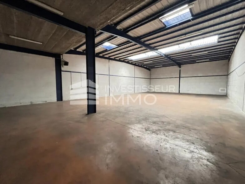 Local d’activités dans Villepinte à louer - Photo de l’immeuble – Image 2 sur 7