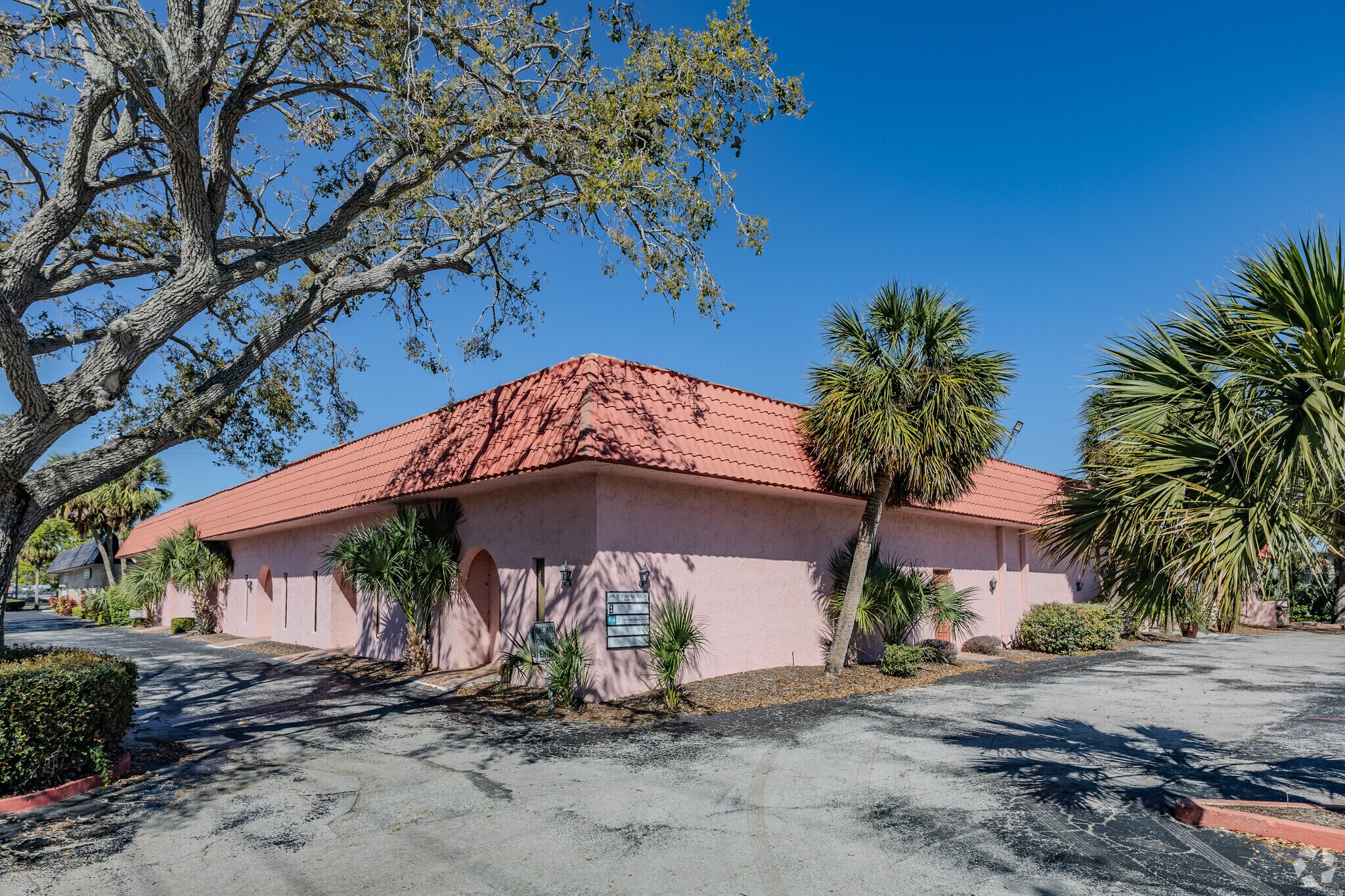 6449 38th Ave, Saint Petersburg, FL à louer Photo de l’immeuble– Image 1 sur 78