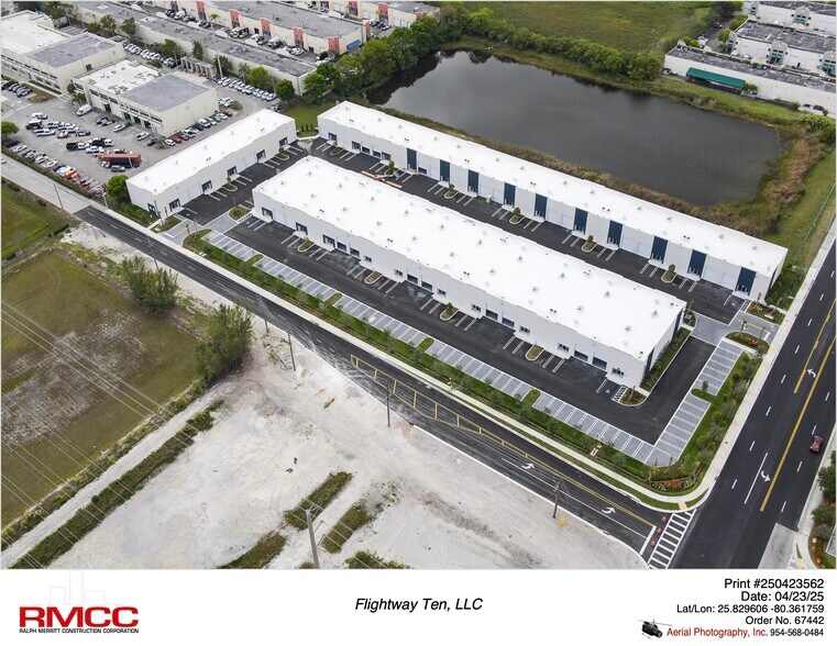 6175 NW 102nd Ave, Doral, FL à vendre - Photo de l’immeuble – Image 3 sur 7