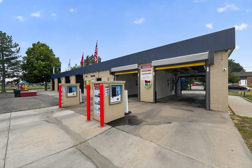 Freedom Auto Wash Portoflio portefeuille de 3 biens à vendre sur LoopNet.fr - Photo de l’immeuble – Image 2 sur 3