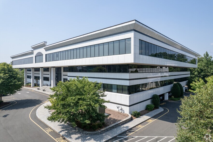 95 N State Rt 17, Paramus, NJ à louer - Photo de l’immeuble – Image 2 sur 19