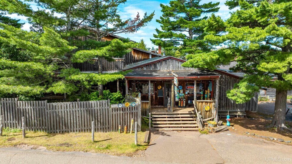 242 1st St, Copper Harbor, MI à vendre - Photo de l’immeuble – Image 2 sur 33