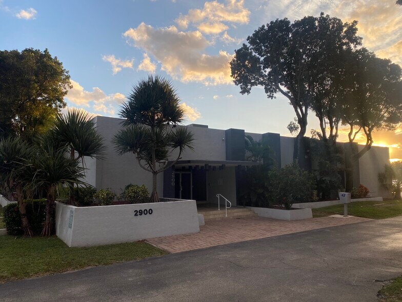 2900 Gateway Dr, Pompano Beach, FL à louer - Photo principale – Image 1 sur 13