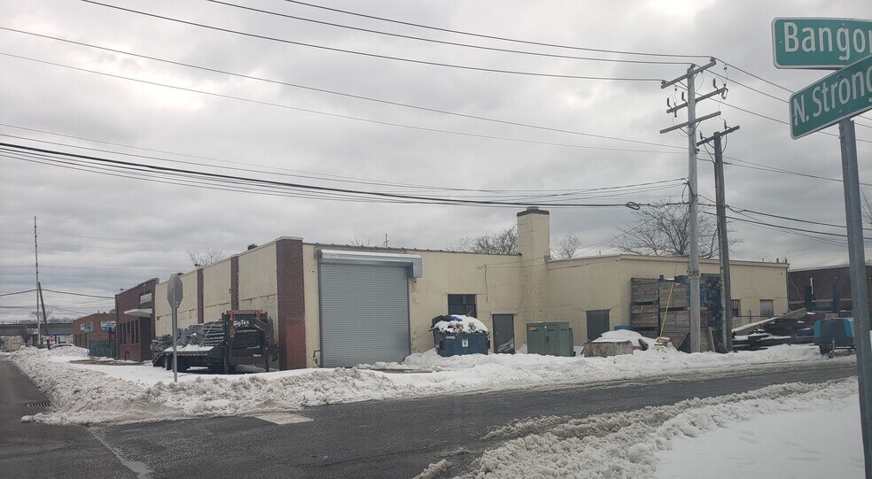 1700 Strongs Ave N, Copiague, NY à louer - Photo de l’immeuble – Image 3 sur 4