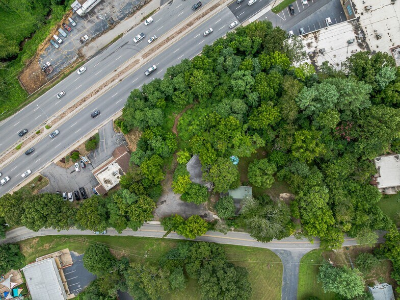 220, 226 & 9999 Hazel Mill Road, Asheville, NC à vendre - Photo principale – Image 3 sur 32