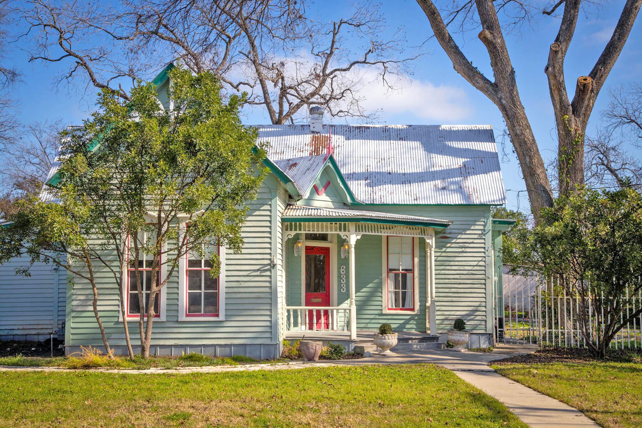 633 S Castell Ave, New Braunfels, TX à vendre Photo de l’immeuble– Image 1 sur 33