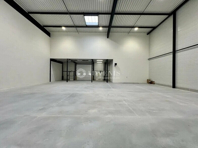 Local d’activités dans Osny à louer - Photo de l’immeuble – Image 2 sur 12