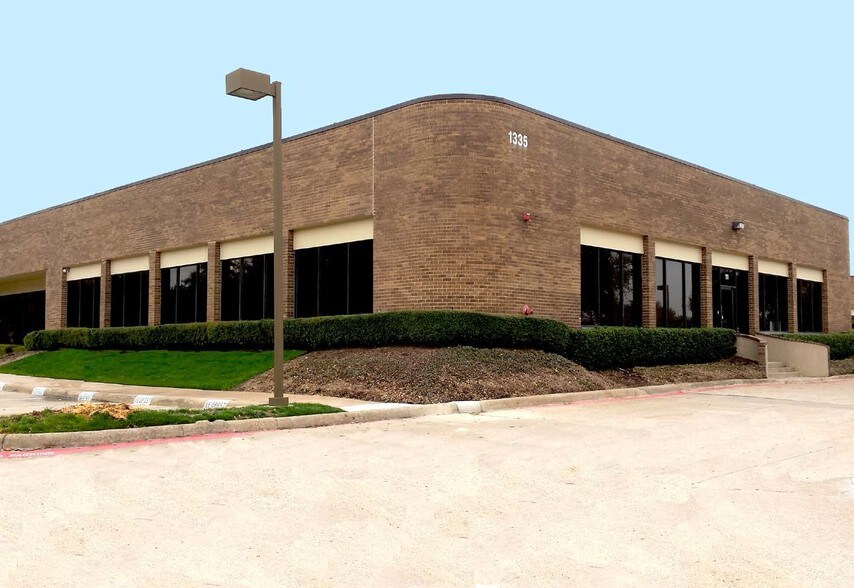 1335 Valwood Pky, Carrollton, TX à vendre - Photo de l’immeuble – Image 3 sur 16