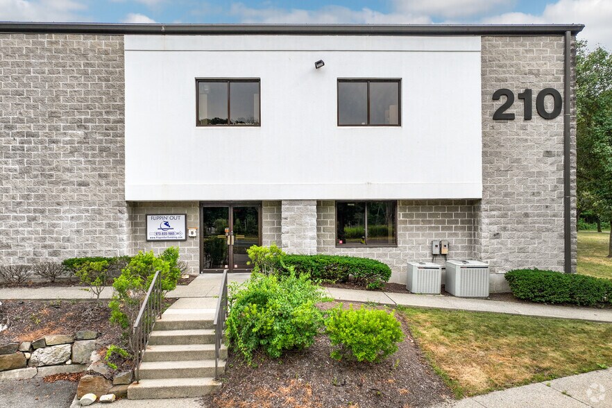 210 West Parkway, Pompton Plains, NJ à louer - Photo de l’immeuble – Image 3 sur 15